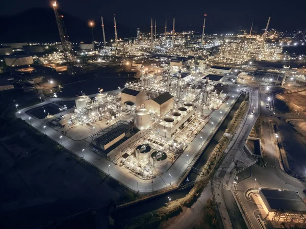 Vista aérea refinería de petróleo por la noche  . —  Fotos de Stock