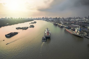 Kargo konteyner depo Harbor City çekme iki römorkör tekne 