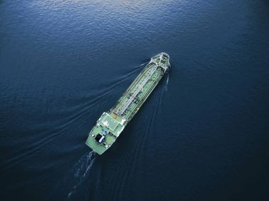 Hava üstten görünüm tanker gemi park Denizi .