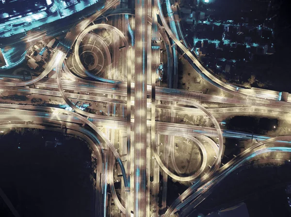 Ekspres yolu kesişen şehirde geceleri .