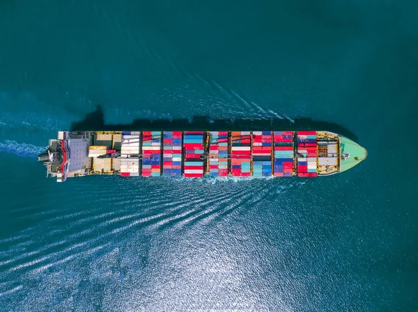 Konteynırlar, üstten görünüm dock ile kargo gemisinin havadan görünümü.