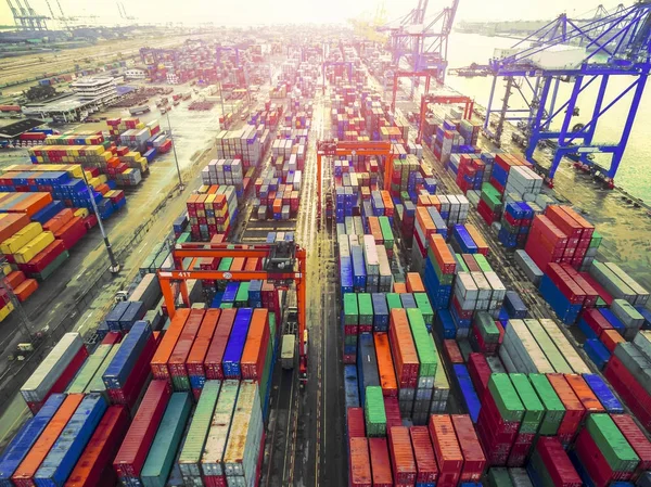 verme için bekleyen bağlantı noktası ambar kapsayıcısında hava Üstten Görünüm .