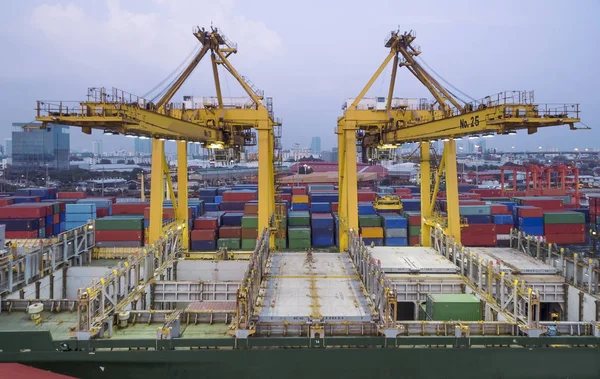 Harbor crane som laddar på containerfartyg i lager hamn . — Stockfoto