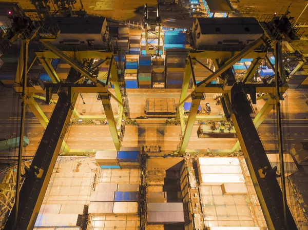 Harbor crane being Loading on container ship in warehouse port a — Stock Photo, Image