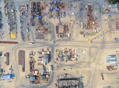 Hava ipucu görünümü ağır makine denizin kenarında Tersanesi.