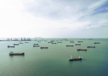 Tanker park ulaşım için bekleyen petrol rafinerisi yakınındaki gemi .