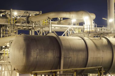 Geceleri sanayi petrol rafinerisi boru.