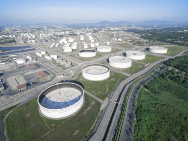 Havadan görünümü yağ tankı rafineri yakın mavi s dağ içinde