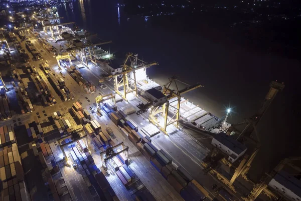 Přístavní jeřáb je načítání na kontejnerovou loď v přístavu skladu — Stock fotografie