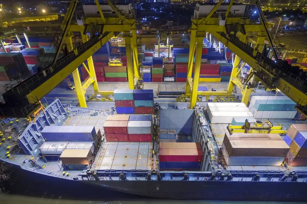 Limandaki Vinci konteyner gemisi ambar limanda yükleme olmayı bir