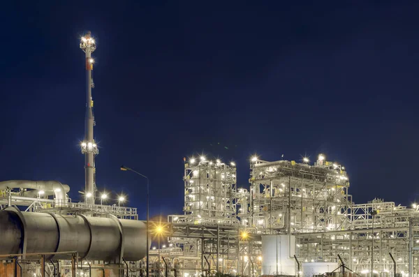 Geceleri sanayi petrol rafinerisi boru.