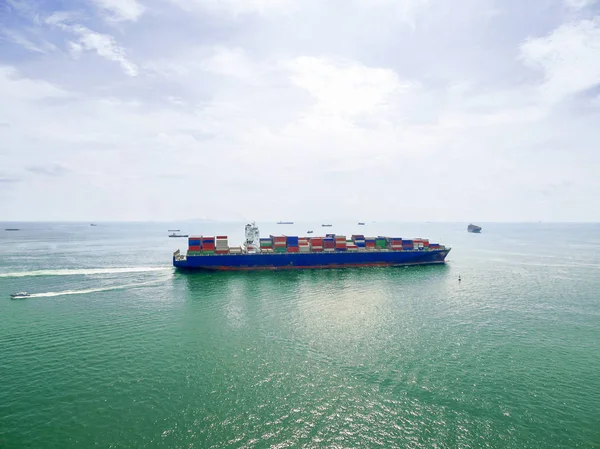 Navio porta-contentores, sendo frete fora de estoque porto pelo mar . — Fotografia de Stock