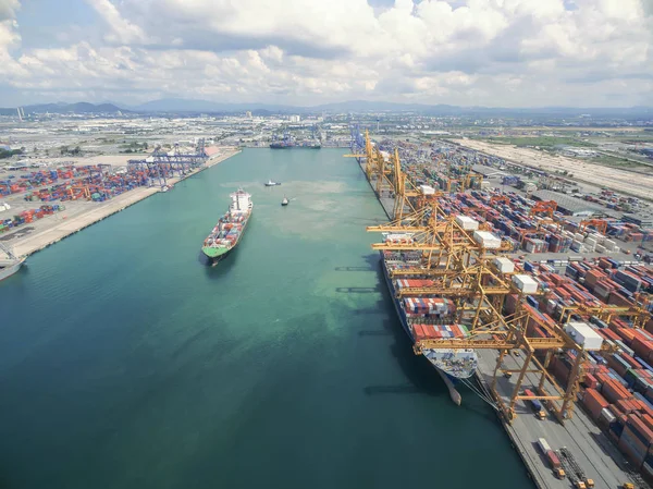 Containerschip verschepende container uit het depot van de scheepvaart door s — Stockfoto