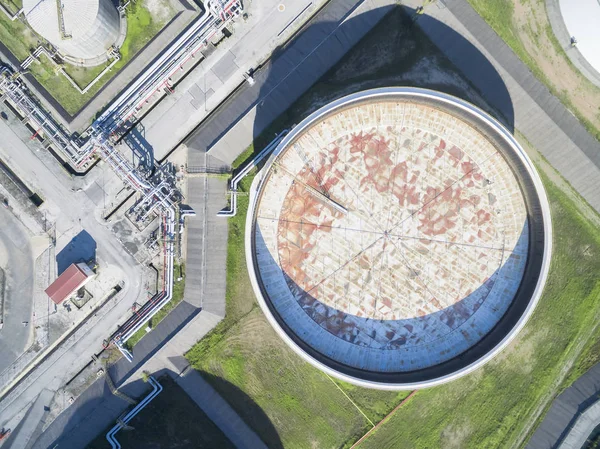 Hava üstten görünüm petrol tankeri petrol rafinerisi.