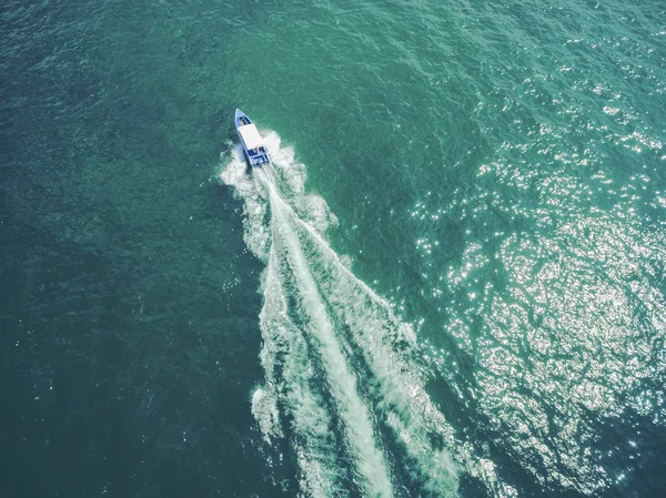 Luchtfoto van de top luxejacht zeilen in zee . — Stockfoto