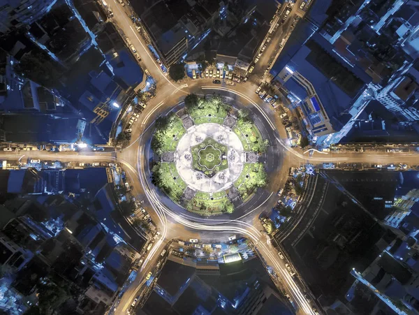 gece, 2 şehir içinde 6 şeritli hava üstten görünüm dolambaçlı yol