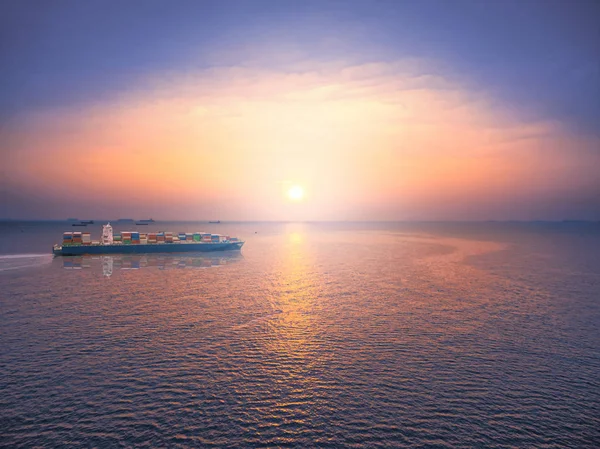 Havadan görünümü konteyner gemisi nakliye ulaşım bağlantı noktası b gitmek