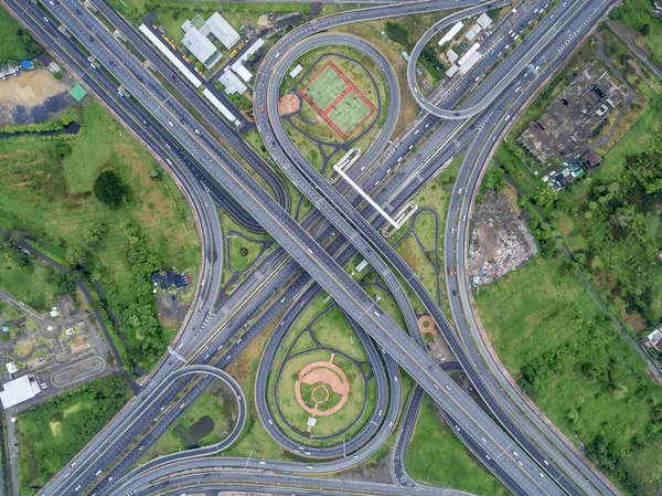 Antenne vue de dessus, route de l’autoroute se croisent dans la ville, Thaïlande. — Photo