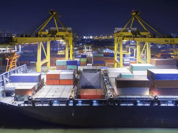 Grúa de puerto se carga en el barco de contenedores en Puerto almacén un —  Fotos de Stock