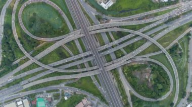 Bangkok, Tayland 4-yol stop sokak kavşak daire kavşak gece şehir trafiğinin Hyperlapse timelapse. 4k Uhd yatay hava görünümü.