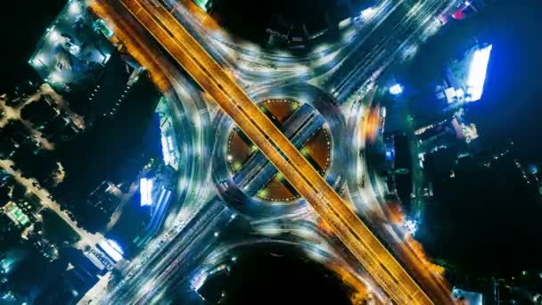 バンコクの4ウェイ停留所交差点環帯交差点上の夜間都市交通のハイパーラプスタイムラプス Uhd 水平方向の航空写真 — ストック動画