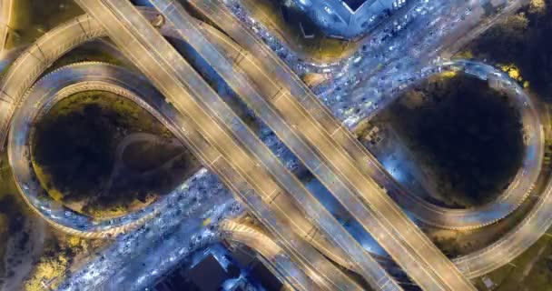 夜の市内の空中トップビュー交通道路ラウンドアバウト交差点 バンコクのタイムラプストップロード — ストック動画