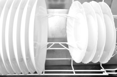 Bulaşık makinesinde temiz bulaşıklar