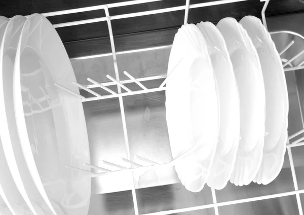Pratos limpos na máquina de lavar louça — Fotografia de Stock