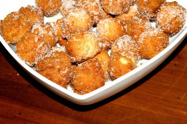 Tatlı ile kare yemek börek 