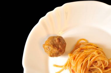 Spagetti domates sosu ve köfte, yukarıdaki üzerinden