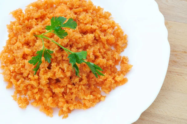 Boucher carotte orange hachée et persil vert dans un plat, à partir de — Photo