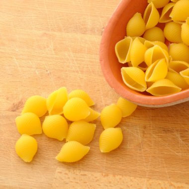 bir pot, kare devrik pişmemiş makarna çeşitleri