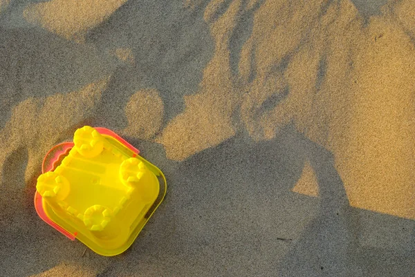 Summer sea, yellow beach bucket on the sand, top view — Stock Photo, Image
