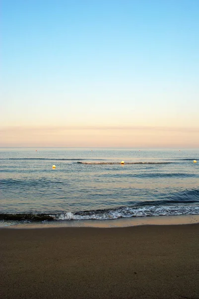 Yaz deniz, plaj, romantik pembe gündoğumu, v erken sabahı — Stok fotoğraf
