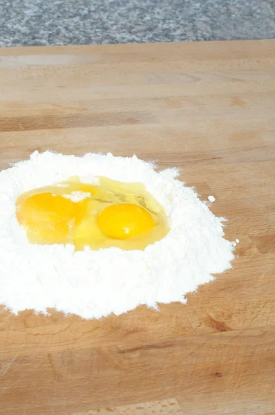 Como preparar fettuccine italiano, farinha e ovos, vertical — Fotografia de Stock