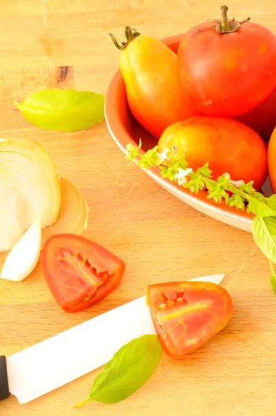 Preparazione salsa di pomodoro fresca, verticale — Foto Stock