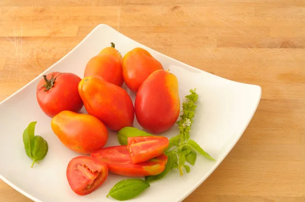 Pomodori e basilico in un piatto quadrato — Foto Stock
