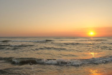 Sunset beach dalgalar üzerinde yansıyan