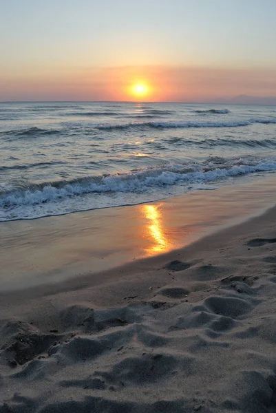 Sahilde dikey yansıyan romantik günbatımı — Stok fotoğraf