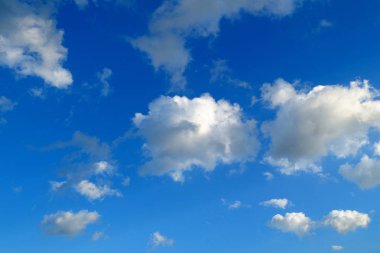 mavi gökyüzünde wispy bulut ile cloudscape