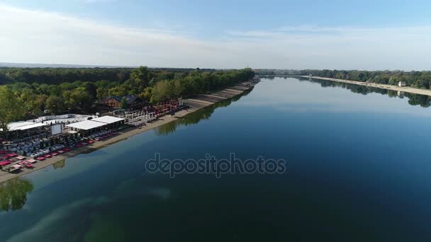 Ciudad Lago Vista Aérea Orilla — Vídeo de stock