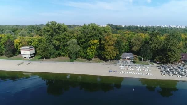 Luchtfoto Van Lake Bank — Stockvideo