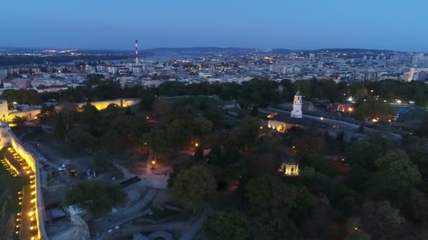 都市および要塞の夕暮れの空撮 — ストック動画