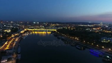 Şehir ve gece 1 nehirde havadan görünümü