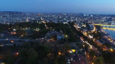 Dusk kalede yukarıda şehrin havadan görünümü