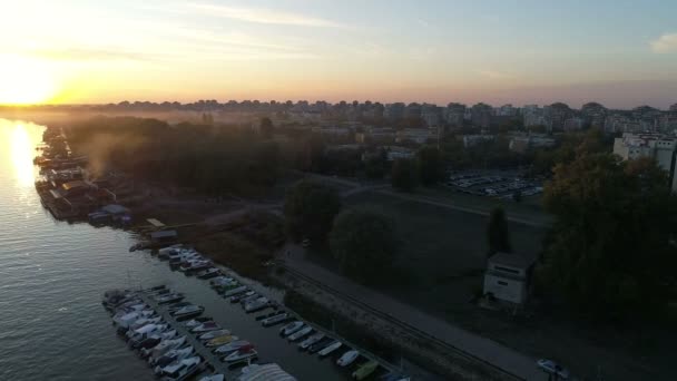 Luchtfoto Van Stad Bij Zonsondergang — Stockvideo