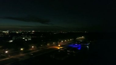 Şehir gece havadan görünümü 