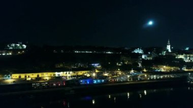 Nehir banka gece görünümü 