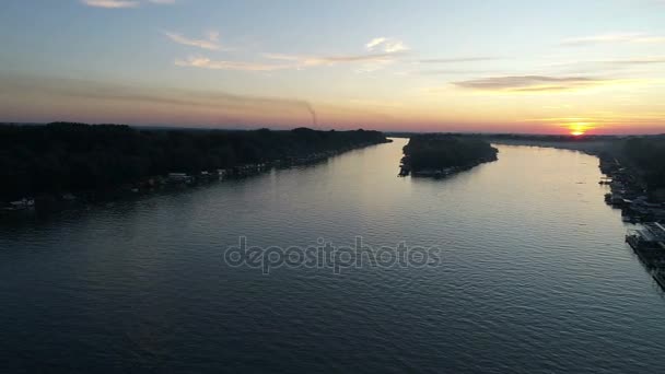 Uitzicht Rivier Stad Outscirts Bij Zonsondergang — Stockvideo