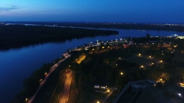 Nehir Sava Izdiham Gecede Bankada — Stok video